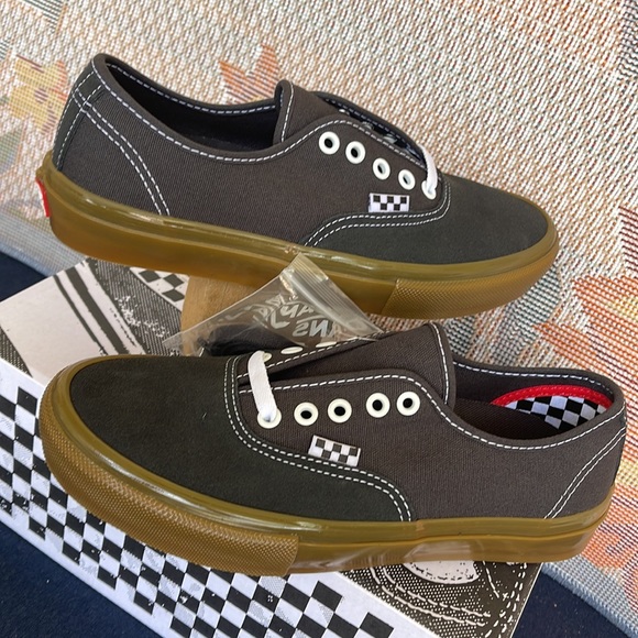 Vans Men’s Skate Authentic
Raven/Gum
VNOA5FC8241
Sneakers - athletic shoes - Picture 11 of 16